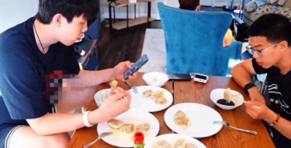 Sự thèm ăn lớn! Yang Hansen đã ăn một đĩa lớn bánh bao thịt bò siêu lớn do mẹ anh làm. Bản dịch: Tôi vừa ăn 2 người trong số họ và trở nên đầy đủ